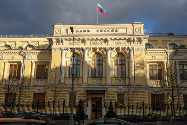 ЦБ резко повысил курс доллара в России