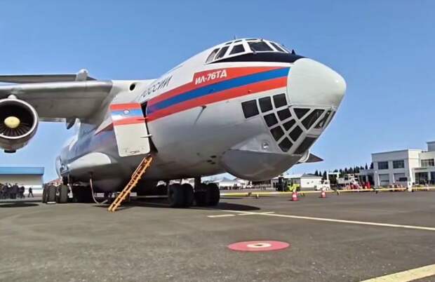 Самолет МЧС доставил в Азербайджан 13 тонн лекарств для Ирана