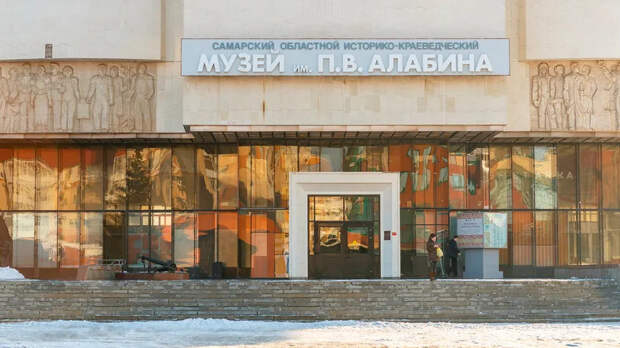 https://www.culture.ru/storage/images/5feb01e0ab8d37482de4b48ed075106a/72277da2a30c6dfaa01dbe4654deed17.jpg/g_center,c_fill/1.webp