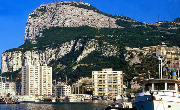 Гибралтар Эта живописная скала расположена у берегов южной Испании и считается британской заморской колонией. Население Гибралтара всего 30 000 человек, а морской порт его занимает практически такое же количество яхт.