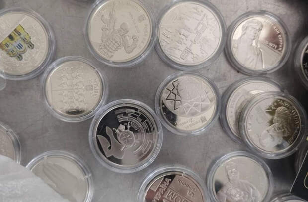 На границе обнаружены матрицы для евро и сотни памятных монет 