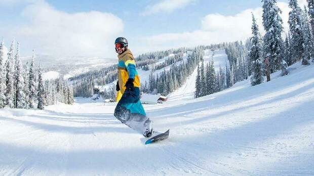Турист на горнолыжном склоне / Фото: создано в нейросети