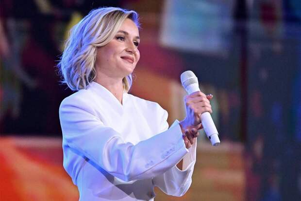 Полина Гагарина нарядилась в крафтовую бумагу