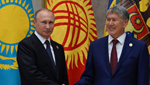 Президент РФ Владимир Путин (слева) и президент Киргизии Алмазбек Атамбаев. Архивное фото Президент РФ Владимир Путин (слева) и президент Киргизии Алмазбек Атамбаев. Архивное фото