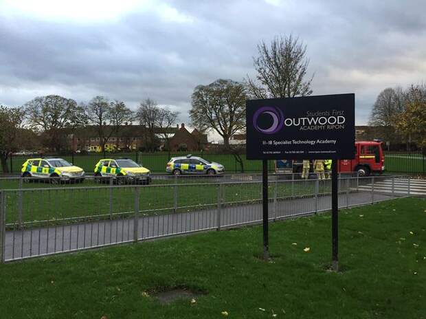 Дети в школе Outwood Academy в Рипоне, Северный Йоркшир, начали терять сознание во время службы в День памяти.