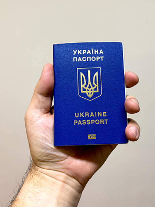 Около 300 украинцев не смогли получить свои новые украинские паспорта в Варшаве