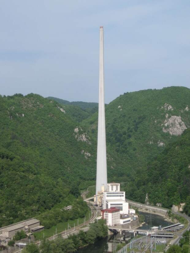 Самая высокая в Европе дымовая труба (12 фото)
