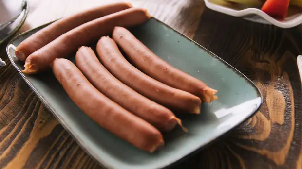 Роскачество исследовало продающиеся в российских магазинах молочные сосиски