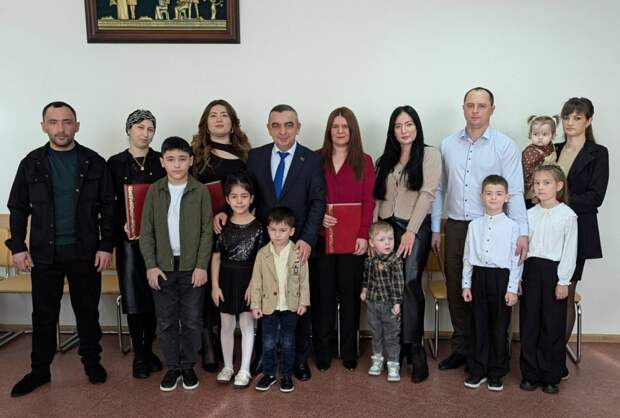 Пять молодых семей Шовгеновского района получили жилищные сертификаты