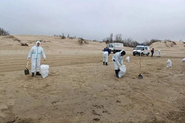 В Анапе убирают выброшенный со дна моря после шторма мазут