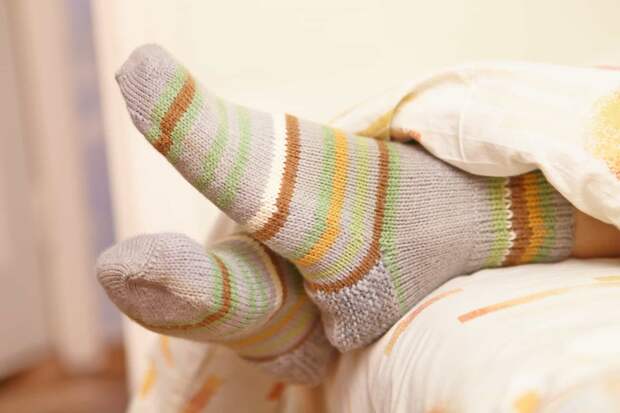 Почему стоит попробовать одеть носки перед сном