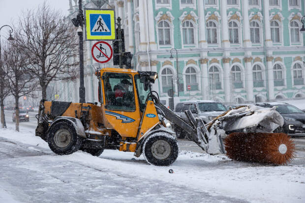 Петербургские дорожники готовятся к снегопаду: мойку улиц из-за погоды пришлось приостановить