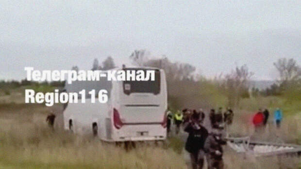 В Татарстане автобус с мобилизованными снес остановку и вылетел в кювет