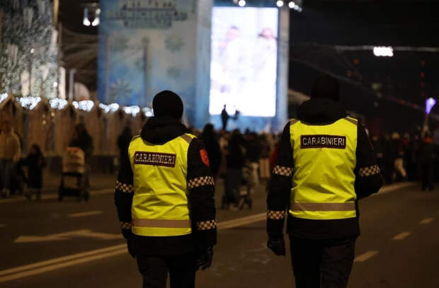 Двое несовершеннолетних потерялись на Рождественской ярмарке, но карабинеры помогли им поверить в чудо