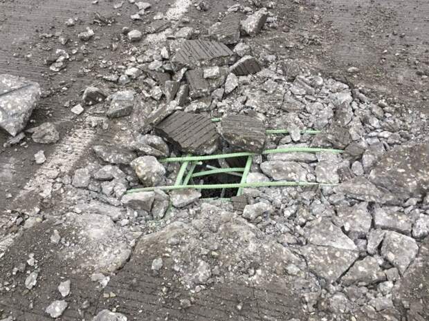 Женщине повезло остаться в живых после того, как куски эстакады упали на ее автомобиль авария, грузовик, дтп, мост