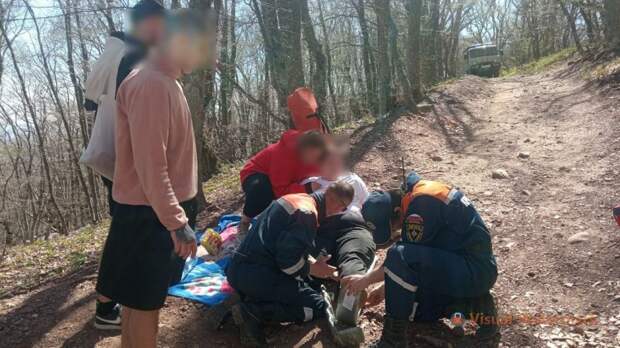 Туристку с травмой ноги эвакуировали спасатели в горах под Алуштой