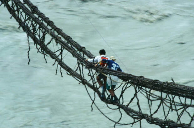 Верёвочный мост через реку в Асколе (Пакистан). | Фото: diddlybop.ru.