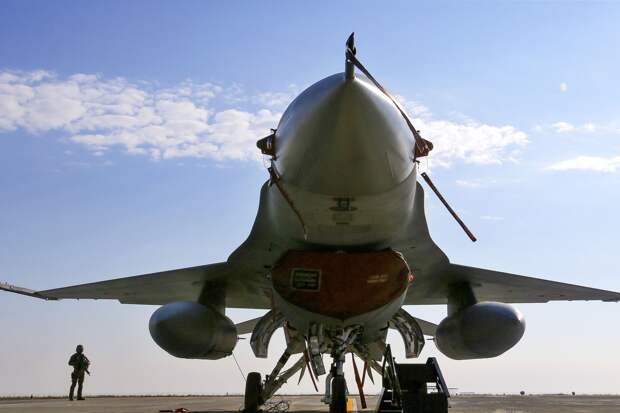 Украинский F-16 совершил посадку в Харьковской области