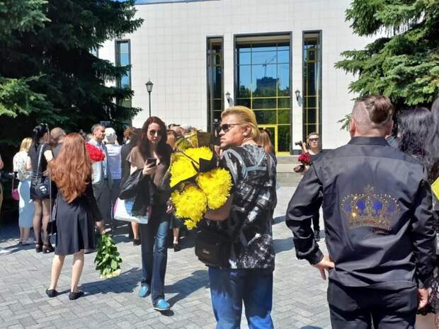 Скандально отмененные похороны Пьера Нарцисса едва не завершилось дракой (ВИДЕО)