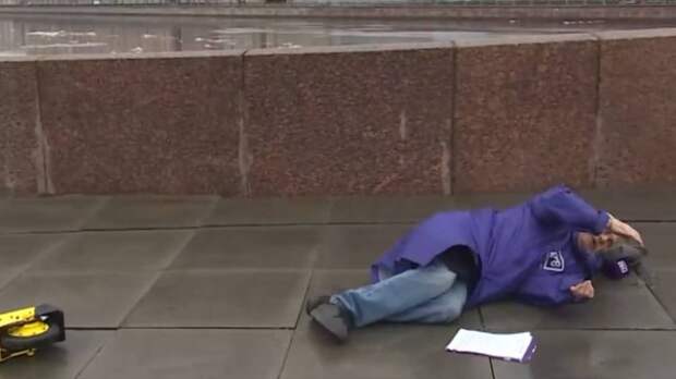 Синоптик Дормидонтов упал с самоката и ударился головой в прямом эфире