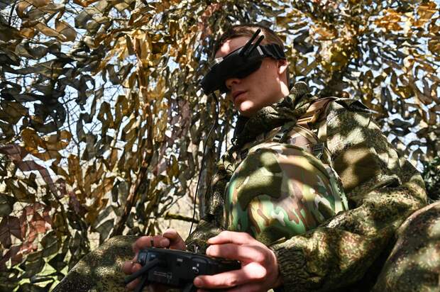 В зоне СВО заметили необычный FPV-квадрокоптер с крылом