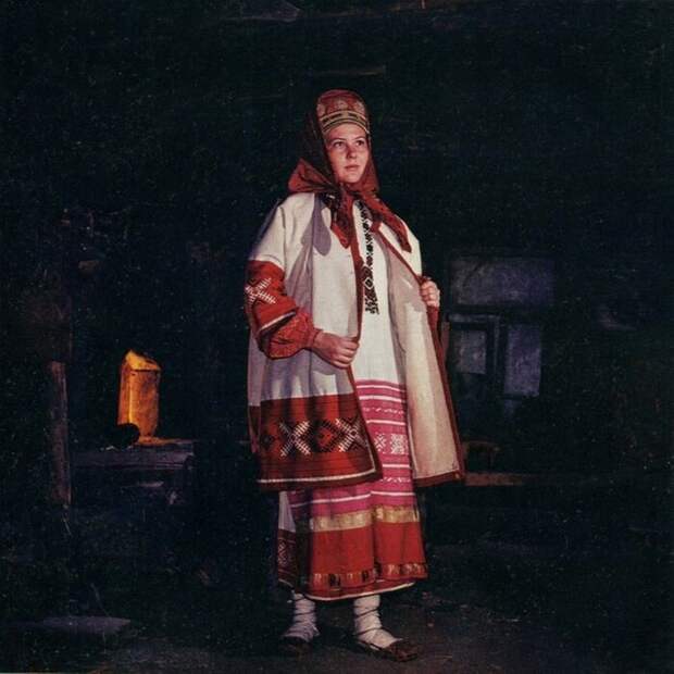 Праздничный костюм крестьянки Сапожковского уезда Рязанской губернии (рубашка, понева, белый шерстяной шушун, кичка, платок