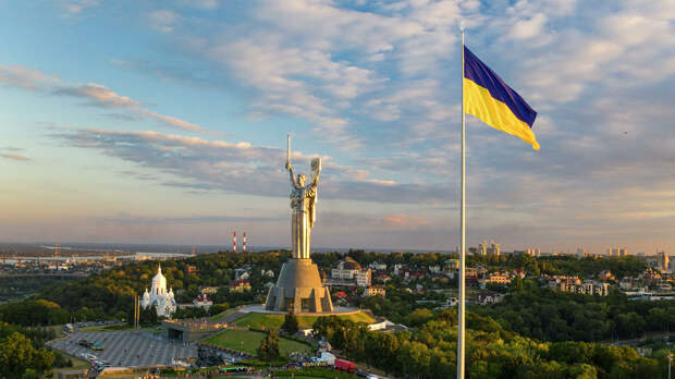 Украинский журналист грубо выругался во время поздравления россиян 