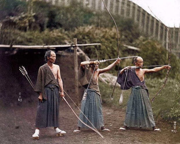 Тренировка по стрельбе из традиционных длинных асимметричных луков юми, созданных из соленого бамбука, дерева и кожи.