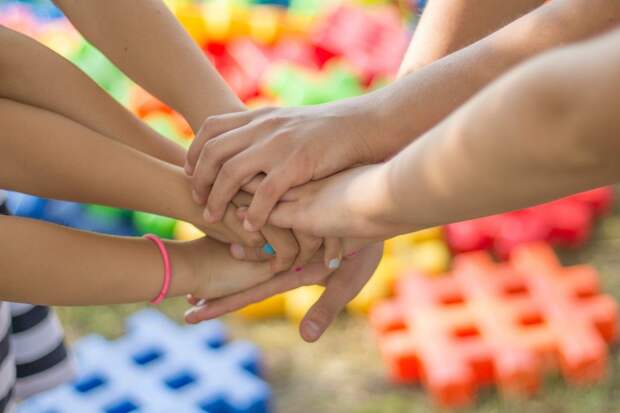 hands-2847508_1920 alt