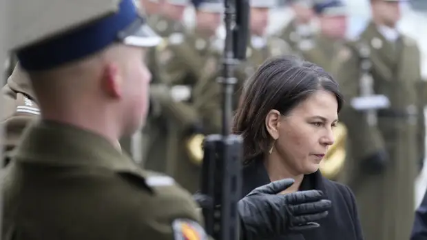 Глава МИД ФРГ Бербок возложила венок к Могиле Неизвестного Солдата в Москве