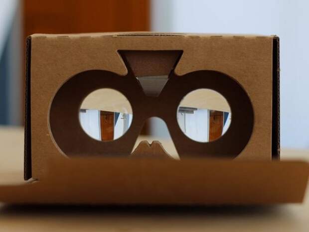 Девайс виртуальной реальности Google Cardboard.