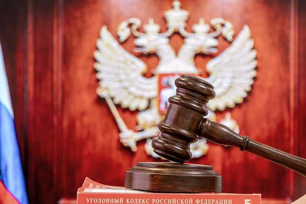 Бывший педагог российского вуза избежал колонии после поджога полицейской машины