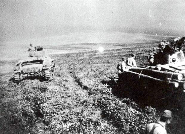 На фото: средние танки Type 97 Chi-Ha и Shinhoto Chi-Ha 11-го танкового полка Императорской японской армии во время учений на острове Шумшу, идущие с горы Ширей к мысу Кокутан, тому самому склону, где они позже вели бой с советским десантом 18 августа 1945 года.