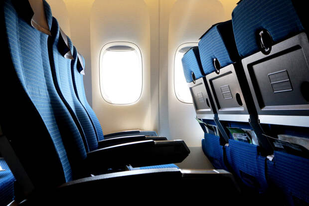 Бортпроводники съели подаренные пассажиром конфеты и оказались в больнице