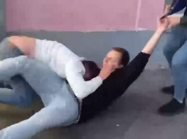 В Москве парни выкрикнули нацистское приветствие возле палатки с шаурмой и получили «горячих» от сознательных граждан