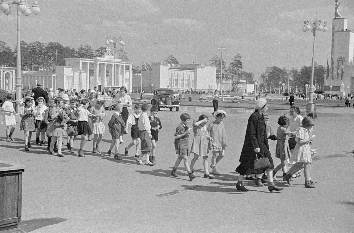 РЕДКИЕ атмосферные кадры старой Москвы 1930-50-х (ФОТО)