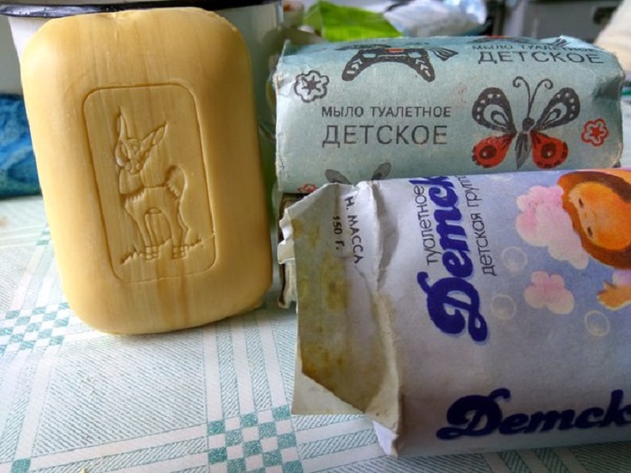 Специальное детское мыло, которое не содержало ни химических веществ, ни парфюмерных добавок.
