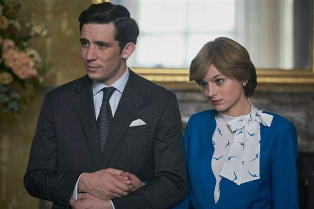 Джош О'Коннор и Эмма Коррин в сериале «Корона»