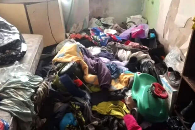 В Калининградской области детей нашли в заваленной мусором квартире