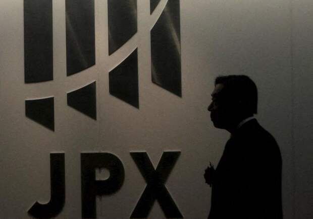 Японские акции в минусе на фоне опасений из-за омикрона, SoftBank упал
