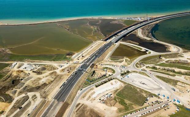 На фото: вид на строящийся Крымский мост через Керченский пролив