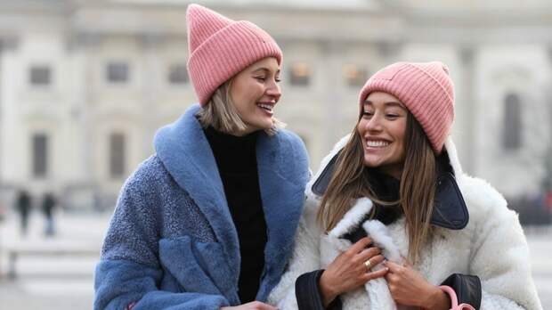 Девушки в шапках-бини. /Фото: vogue.ua