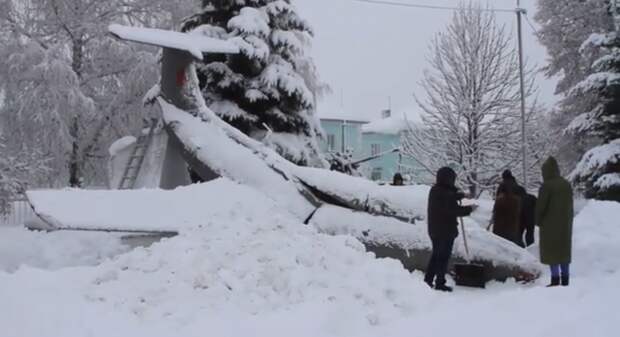 Военный самолет упал с постамента из-за снегопада в Саратовской области