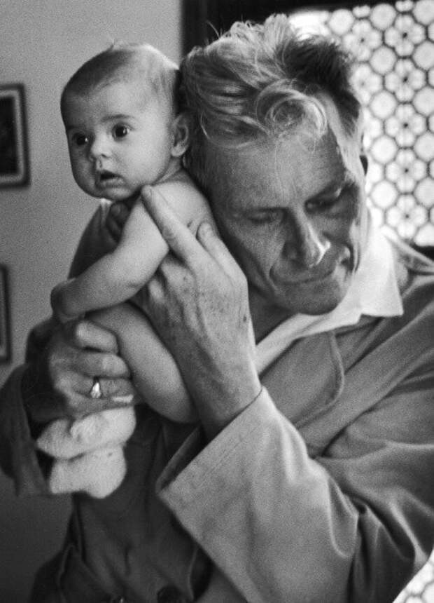 Вместо стетоскопа Альберт-Андре Наст, слепой врач во Франции, держит ухо на спине трехмесячного ребенка, 1953 год  история, фото, это интересно