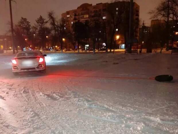 Астраханцы устроили катания на тюбингах, прицепленных к автомобилям