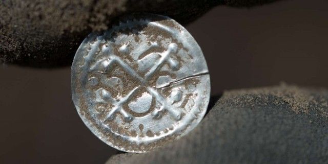 Клад эпохи викингов нашли в Балтийском море на острове Рюген (9 фото)