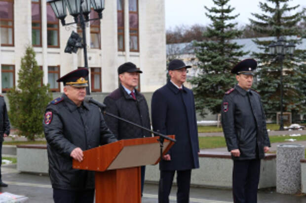Начальник УМВД России по Калужской области Сергей Никифоров и губернатор Калужской области Владислав Шапша приняли участие в торжественной церемонии передачи автомобилей сотрудникам Госавтоинспекции