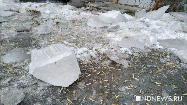 В Нижней Туре на женщин упала глыба снега с крыши