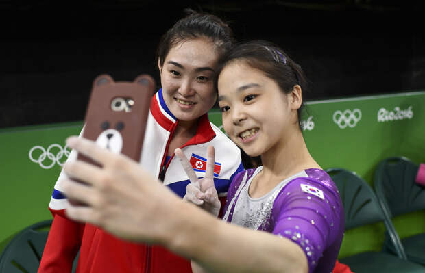 Спортсмены из Северной и Южной Кореи делали совместное селфи Фото: REUTERS