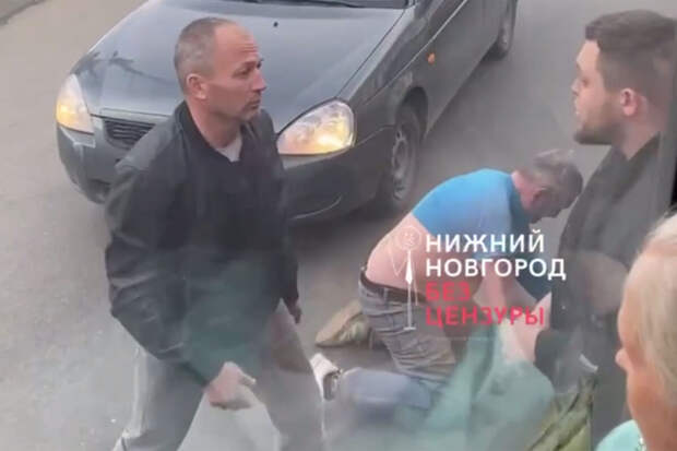 В Нижнем Новгороде пьяные безбилетники избили водителя маршрутки на дороге